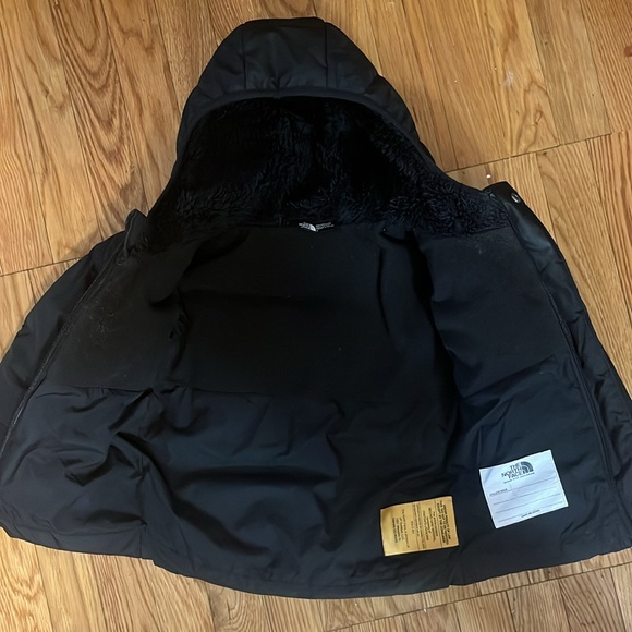 Toddler Northface coat Size say 3. Best fit a 9 month- 2t  to get best fit. - Picture 4 of 5